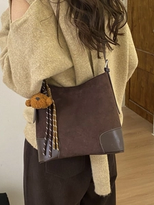 Sac Bandoulière Femme Rétro Minimaliste Texture Daim Cuir PU Sac à Épaule Polyvalent Pour Navette Avec Pendentif Ours Sacoche
