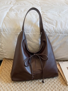 Sac fourre-tout marron foncé en similicuir avec nœud décoratif et fermeture zippée