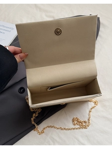 Détail du sac de soirée poker ouvert montrant l'espace intérieur et le fermoir magnétique