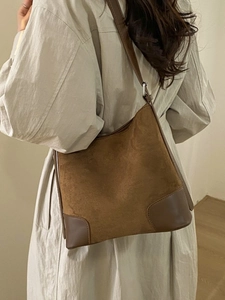Sac bandoulière en daim marron pour femme avec finitions en cuir et sangle réglable