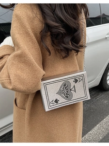 Vue extérieure d'une pochette de soirée en strass avec motif d'as de pique et chaîne