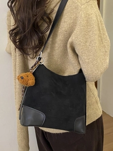 Sac sous le bras minimaliste en daim noir avec pendentif ours pour style quotidien