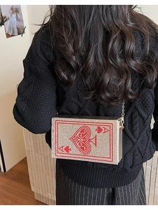 Détail de la pochette poker As de Pique strassée avec bandoulière chaîne dorée élégante