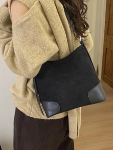 Sac sous le bras minimaliste en daim noir avec coins en cuir lisse pour le quotidien