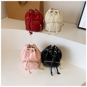 Mini sacs seaux matelassés en plusieurs couleurs avec bandoulières en chaîne dorée