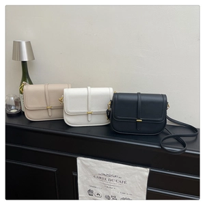 Vue détaillée de trois sacs bandoulière minimalistes en similicuir avec boucles dorées