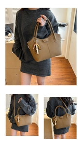 Détails du sac cabas plissé kaki avec pendentif en perles et bandoulière