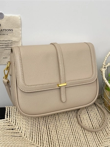 Sac bandoulière beige en cuir grainé avec rabat et boucle métallique dorée chic