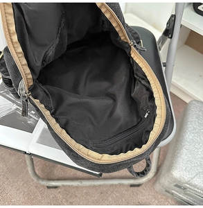Détail du compartiment ouvert du sac à dos en jean avec poche intérieure zippée
