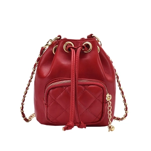 Sac seau matelassé rouge élégant avec bandoulière chaîne dorée et poche zippée