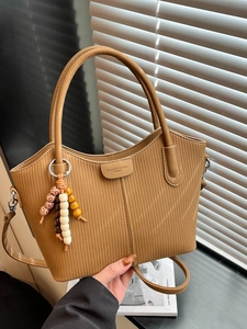 Sac seau vintage français marron en cuir texturé avec charme décoratif en perles