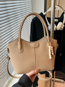 Sac seau vintage français en cuir souple camel avec texture à rayures verticales fines
