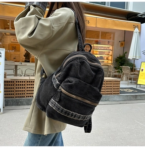 Gros plan détaillé du sac à dos rétro en denim noir délavé avec texture haute densité