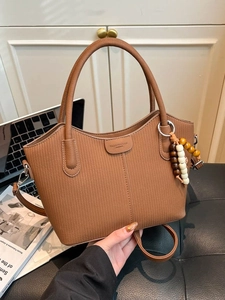 Sac seau vintage marron en cuir texturé avec pendentif en perles colorées