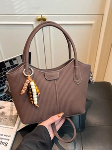 Sac seau plissé vintage marron avec breloque en perles et grande capacité de mode