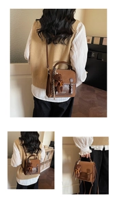 Detalle de mochila vintage de cuero marrón con colgante de oso y correas