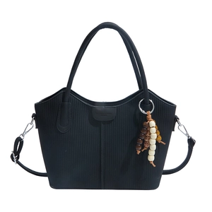 Elegante schwarze strukturierte Beuteltasche mit Zierperlen und verstellbarem Gurt