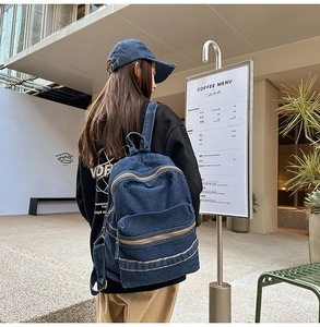 Vue extérieure d'un sac à dos en denim bleu vintage avec fermetures éclair en métal