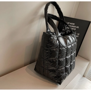 Dettaglio borsa shopper trapuntata nera in nylon lucido con morbida texture imbottita