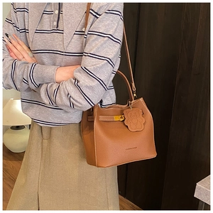 Sac seau marron grainé avec pendentif ours et détail de fermoir rotatif en métal doré