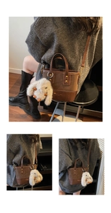 Détails du sac seau marron en cuir texturé avec charm lapin en peluche et bandoulière