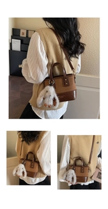 Détails du sac seau vintage marron avec pendentif lapin en peluche et aspect suède