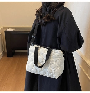 Détail du grand sac cabas matelassé blanc avec anses noires contrastées et broderies