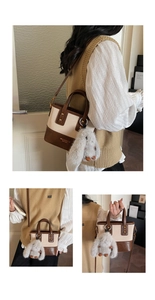 Détail du sac seau en toile avec garniture en cuir contrasté et charm lapin en peluche