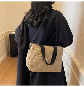 Détail du sac cabas matelassé kaki avec surpiqûres en losanges et larges bretelles noires