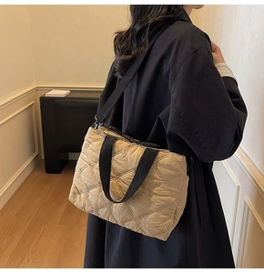 Gros plan du sac cabas matelassé kaki avec broderie nœud délicate et bandoulières noires