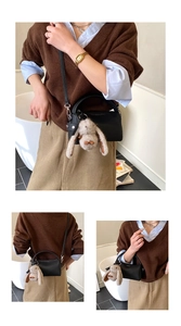 Schwarze Boston Handtasche mit Litschi-Maserung und niedlichem Plüsch-Hasen-Anhänger
