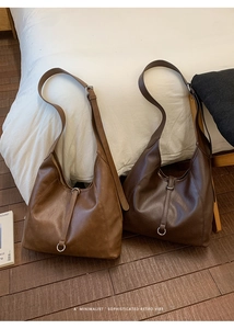 Détail de sacs fourre-tout rétro en cuir PU caramel et café avec boucle en métal