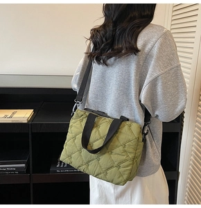 Sac fourre-tout matelassé vert olive avec broderies et bandoulière noire réglable