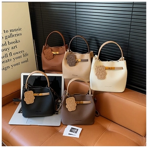 Collection de sacs seaux minimalistes en cuir de différentes couleurs avec oursons