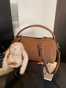 Braune Boston-Handtasche mit Litschi-Maserung, Plüschhasen-Anhänger und silbernem Riemen