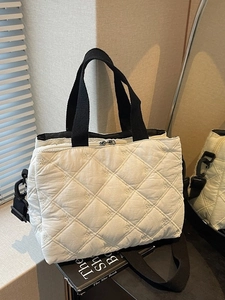 Sac fourre-tout matelassé blanc avec anses noires et broderies de nœuds, style élégant