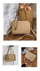 Nahaufnahme der beigen quadratischen Tasche mit Lychee-Maserung und Goldbeschlägen