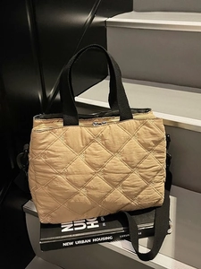 Sac fourre-tout matelassé kaki avec broderie nœud et lanières noires, style urbain