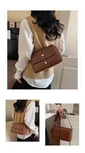 Gros plan sur la texture cuir marron et la boucle en métal argenté du sac bandoulière