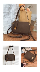 Detail der dunkelbraunen Leder-Handtasche mit goldener Hardware und Logo