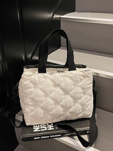 Sac fourre-tout matelassé blanc avec surpiqûres en losange et anses noires, style urbain