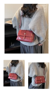 Détails du sac bandoulière en cuir bordeaux avec boucle en métal et sangle réglable
