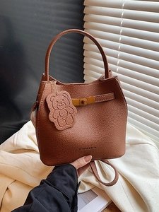 Sac seau vintage en cuir marron avec poignée supérieure et pendentif ours mignon