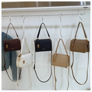 Mehrere elegante kleine Lederhandtaschen in fünf Farben mit Goldschnallen und Riemen