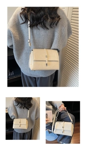 Détail du sac à bandoulière en similicuir crème avec sangle décorative et boucle en métal