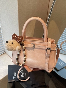 Schicke Damen PU Leder Handtasche Einfache Elegante Umhängetasche Mit Plüschbär Anhänger Einfarbige Quadratische Tote Für Den Alltag