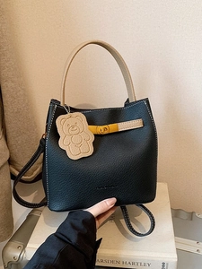 Sac seau rétro en cuir noir avec poignée kaki et charmant pendentif ours de luxe