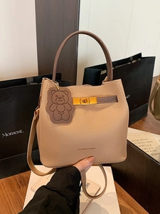 Sac seau en cuir grainé beige avec poignées marron et pendentif ours mignon