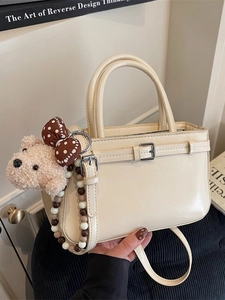 Elegante cremeweiße Handtasche aus PU-Leder mit Teddybär-Anhänger und Perlenriemen