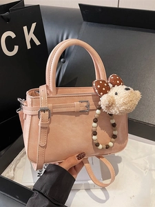Rosa PU-Leder Handtasche mit Zierschnalle und Bärenanhänger in einer Luxus-Geschenkbox